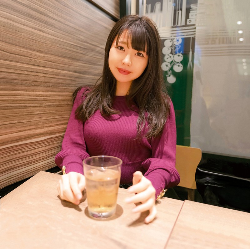 「奥さん、一緒に飲みませんか？ 人妻にお酒とザーメン飲ませてみました @新宿 地方の人妻限定 巨大バスターミナル前で訳アリ人妻をナンパしてみた8」のサンプル画像2