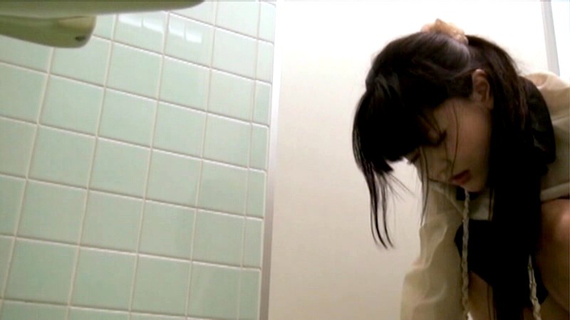 「盗撮 トイレ故障中 間に合わずに脱糞してしまった女の子たちはその大量のウンコをどうするのだろうか！？」のサンプル画像2